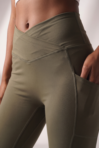 SoftTouch Pocket V-Waist Flare Legging